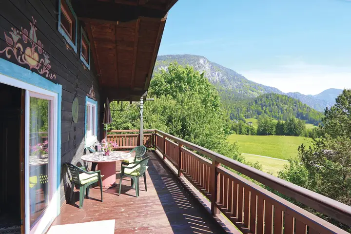 großer Balkon mit traumhafter Aussicht auf die umliegende Bergwelt