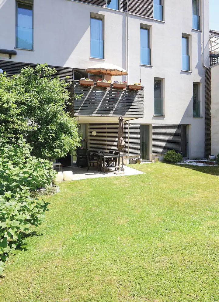 großer Garten mit Terrasse