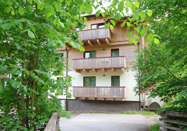 Aussenansicht mit Balkon im untersten Stockwerk