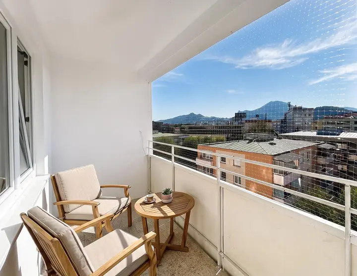 sonnige Loggia in südöstlicher Ausrichtung mit Panoramablick