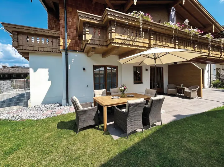 wunderschöne, große Terrasse mit eigenem Gartenanteil