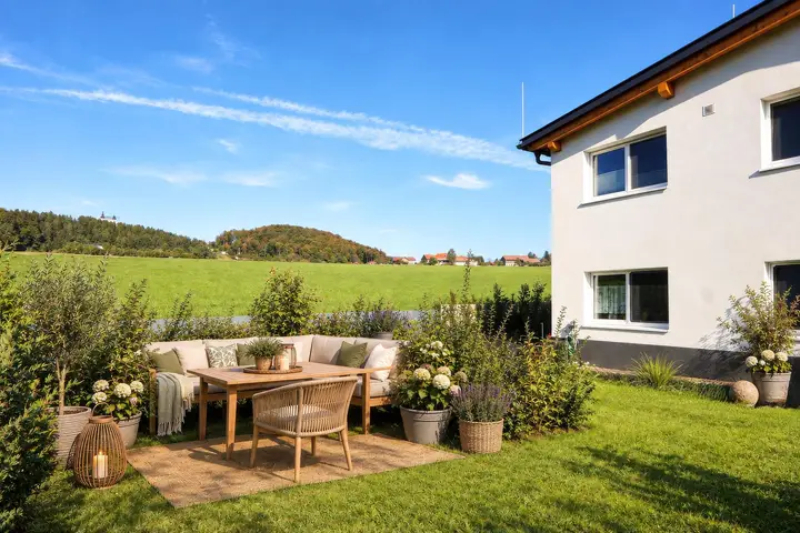 wunderschöner sonniger Garten mit Blick nach Maria Plain