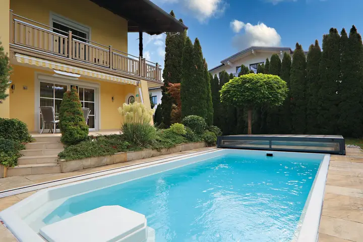 Pool mit angrenzender Sonnenterrasse