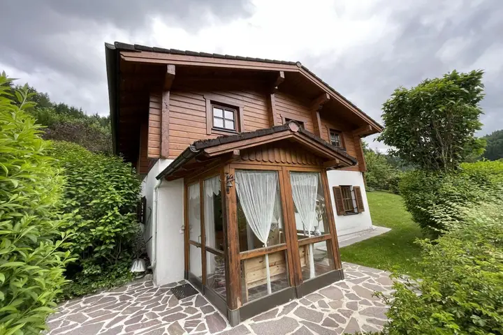 Hausansicht mit Erker