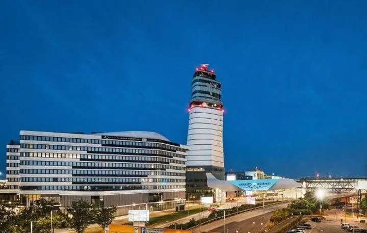 1300 Flughafen Wien, OP 4 außen