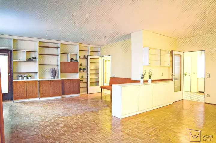 Wohnzimmer - Blick Richtung Vorraum 1+2 & Loggia 2.