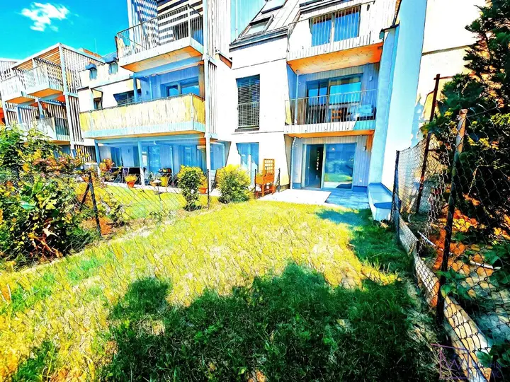 Eigener, südseitiger Garten mit großer Terrasse.