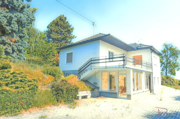 Blick zum Wintergarten und der Sonnen-Terrasse