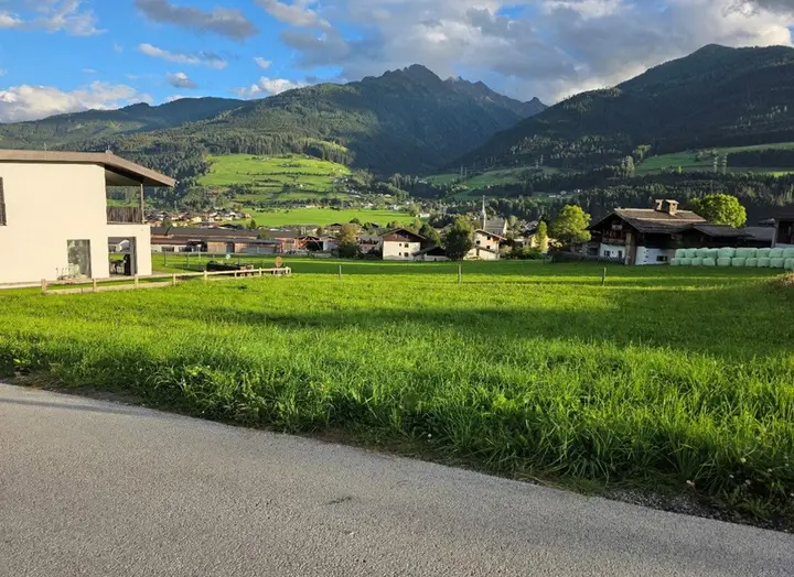 am Rand einer kleinen Siedlung