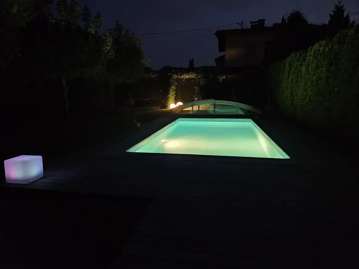 Salzwasserpool bei Nacht