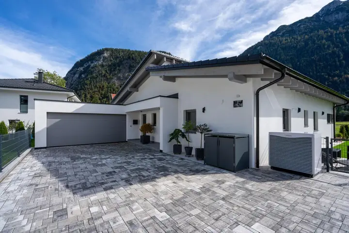 Vorplatz Haus