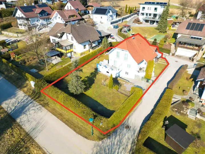 Luftbild Einfamilienhaus und Grundstück