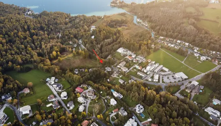 Luftbild vom Grundstück in Richtung Wörthersee