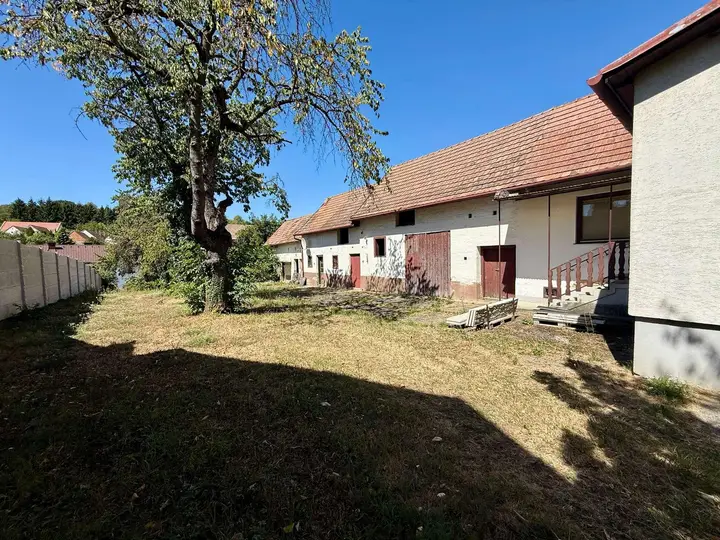 Hausansicht mit Scheune