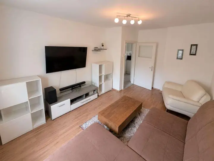 Wohnzimmer (Mit KI aufgeräumt)