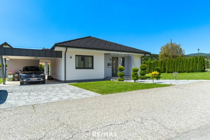 Stilvoller Zugangsbereich und Carport