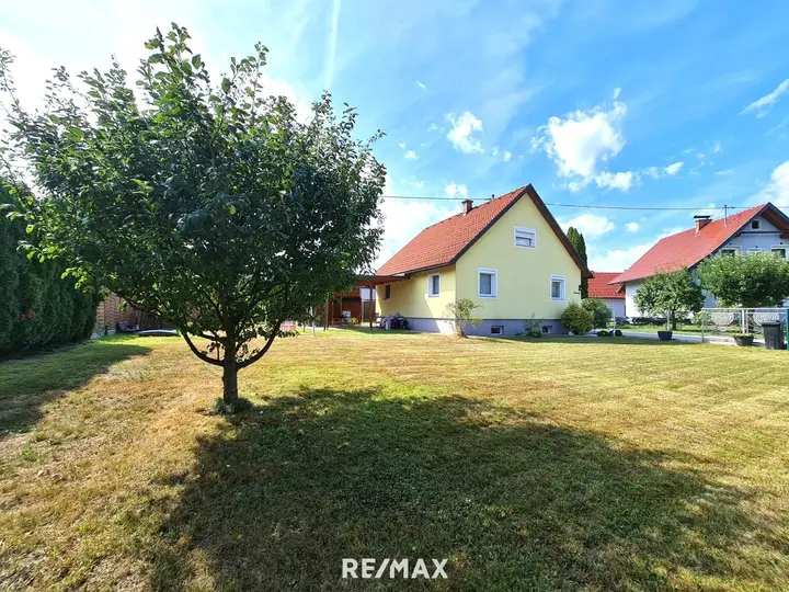 Hausansicht mit Garten