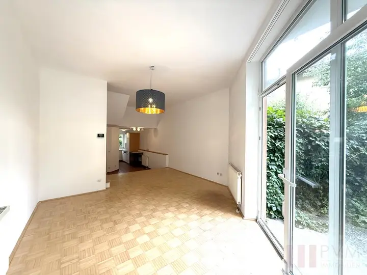 Wohnraum mit Blick in die Küche