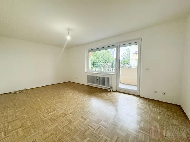 Wohnraum mit zugang zum Balkon
