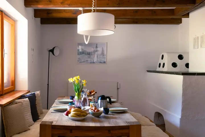 Esszimmer mit Kachelofen