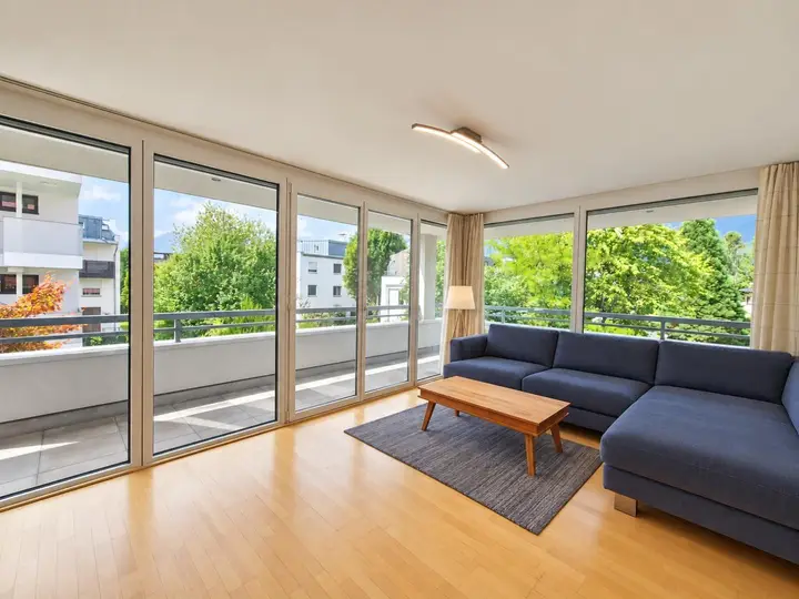 Helles Wohnzimmer mit Westausrichtung.