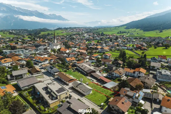 Grundstück mit Blick in Ort