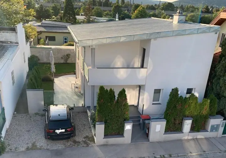 Hausfront mit den 2 Abstellplätzen