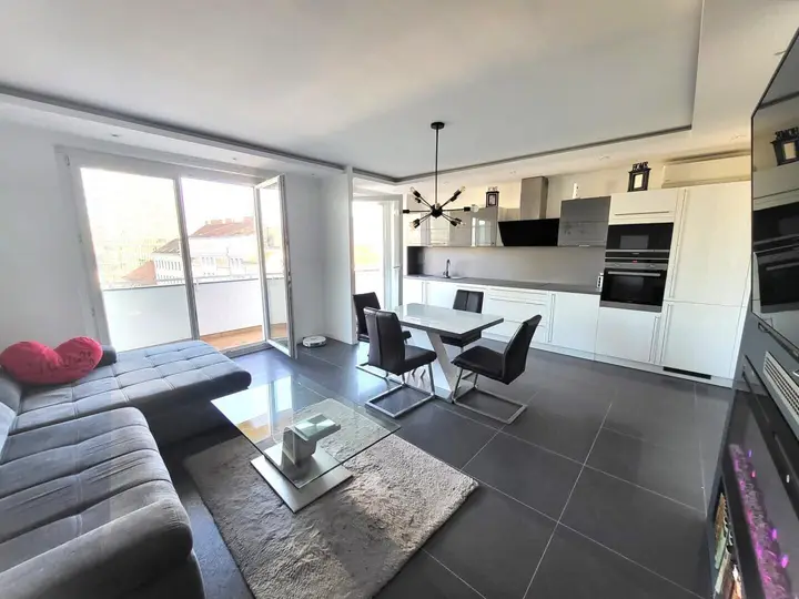 Wohnzimmer mit Zugang zum Balkon