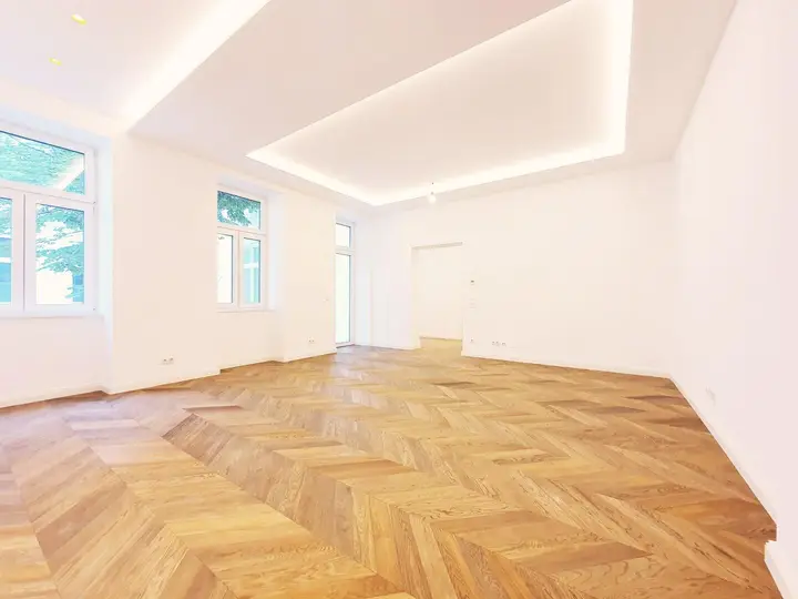große Wohnküche mit Balkon