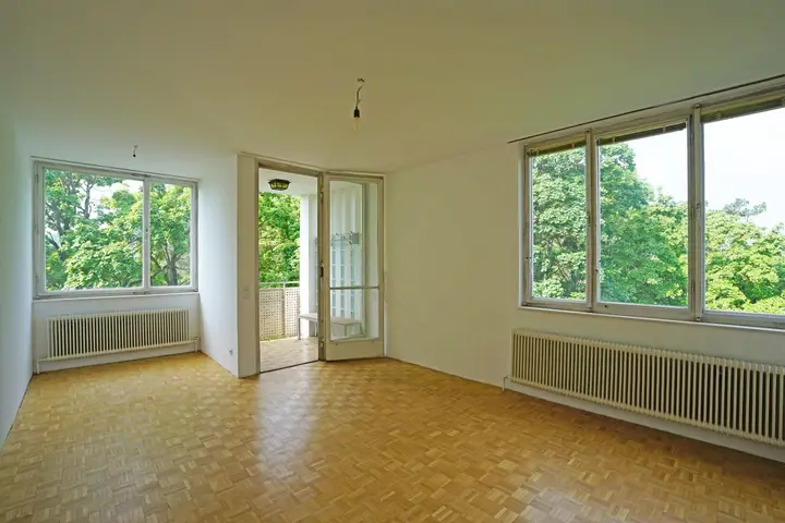 Südwestseitiges Wohnzimmer mit Loggia
