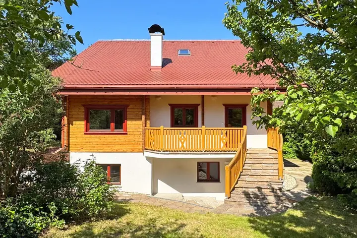 ostseitige Gartenansicht mit Zugang Küche/Keller