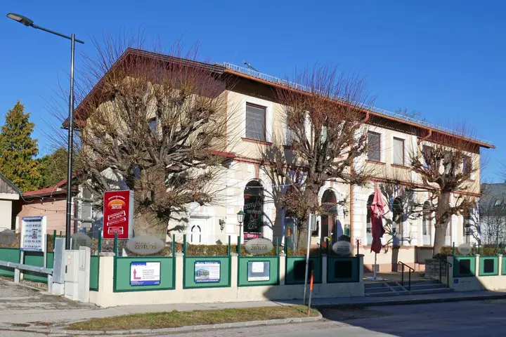 Straßenseitige Ansicht im Herbst