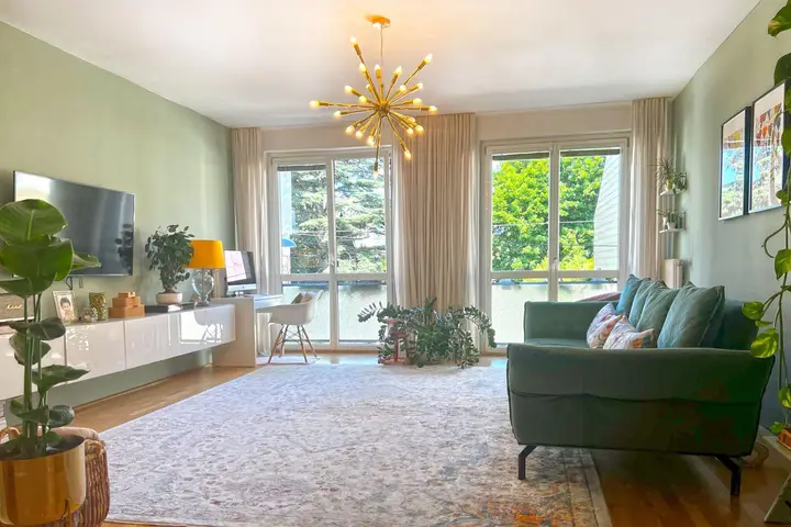 Wohnzimmer mit französischen Fenstern