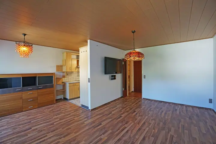 Wohnzimmer mit offener Küche und Schwedenofen