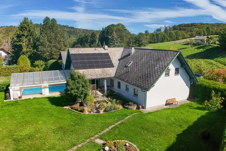 Südwestseitige Ansicht mit Garten und Pool