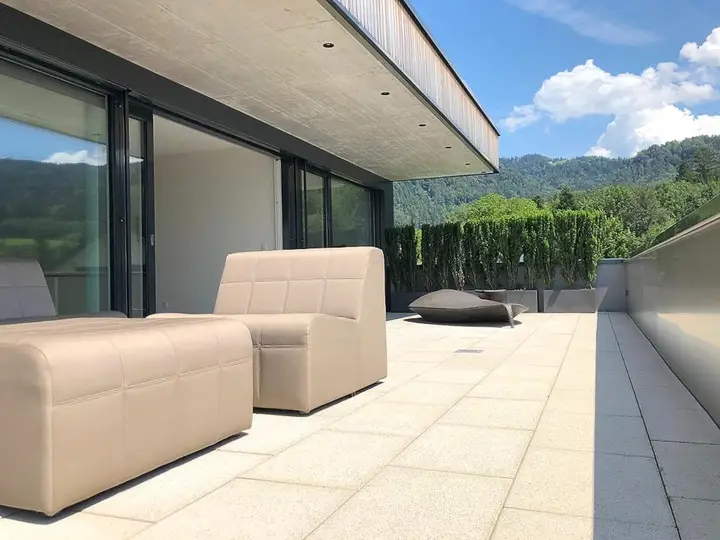 Große sonnige Terrasse