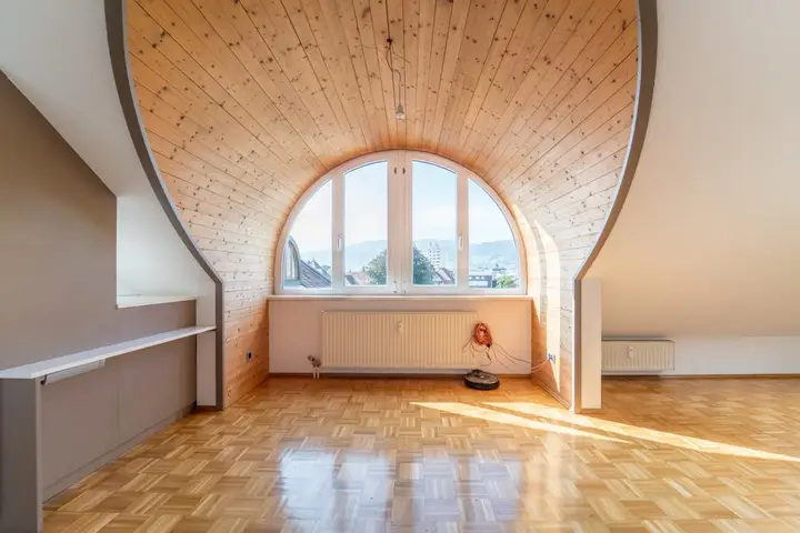 Große Fenster sorgen für einen hellen Wohnbereich