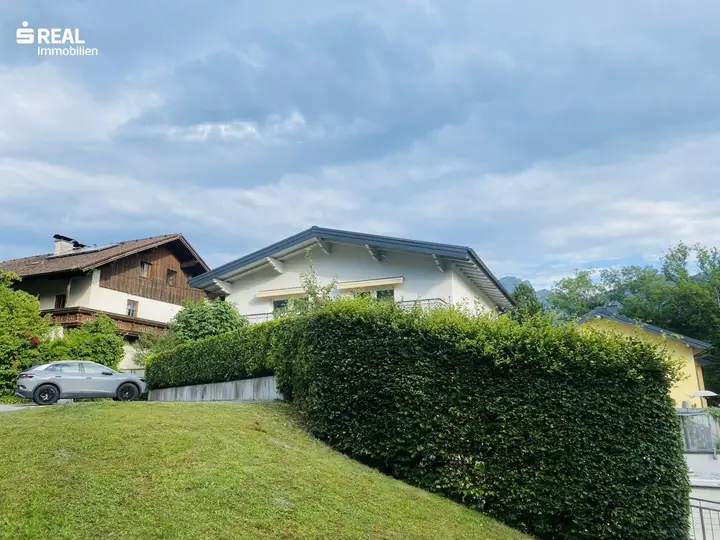 Wohnhaus umgeben von Grün