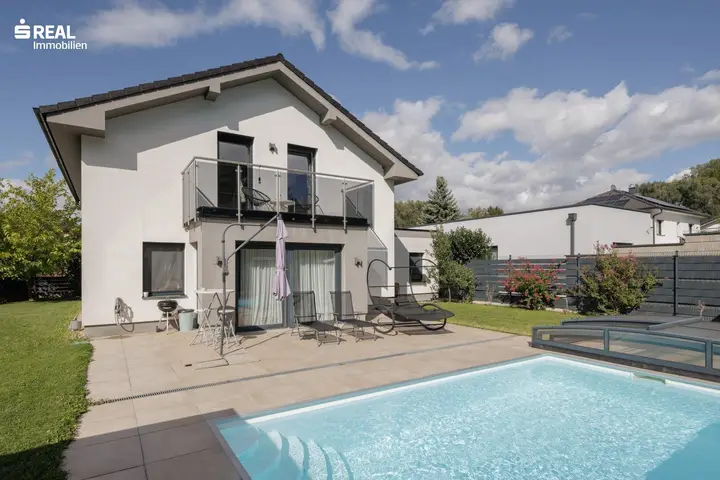 Außenansicht Haus und Pool