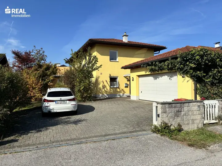 Hausansicht mit Vorplatz