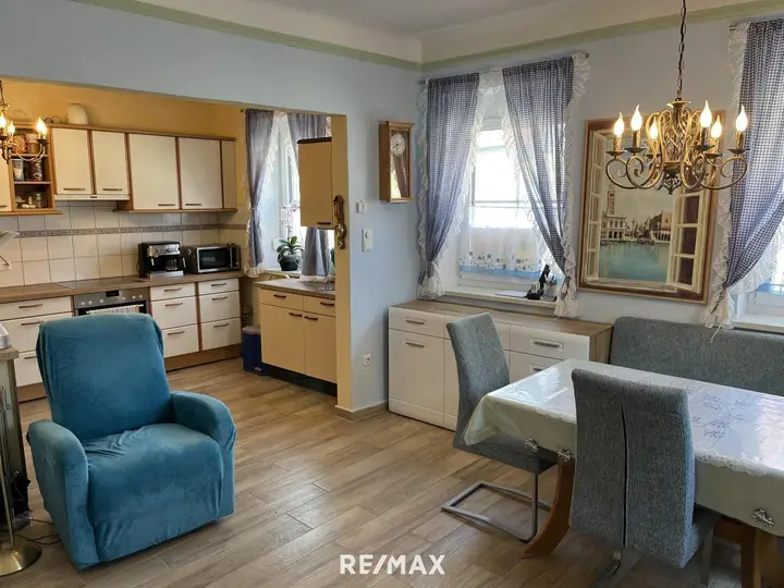 Ansicht Wohn- Esszimmer mit Blick in die Küche