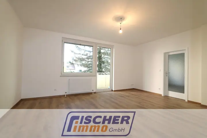 Wohn-/Esszimmer mit Zugang zur Loggia