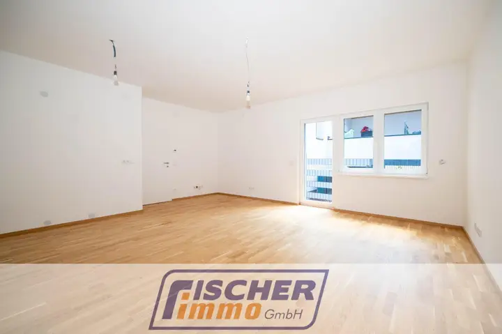 großer Büro-/Praxisraum mit Anschlüssen für eine Küche und Zugang zur Terrasse