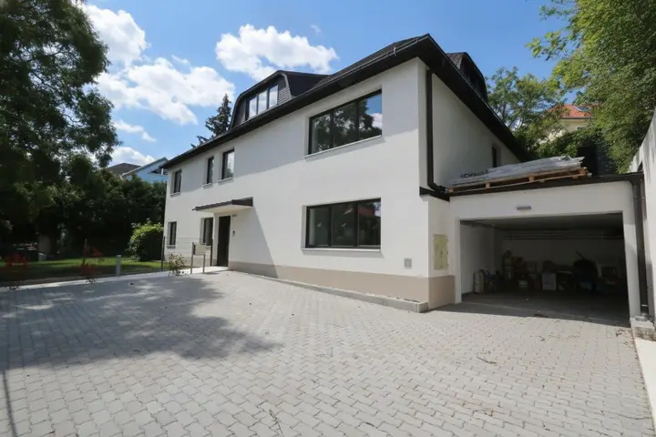 Villa mit Carport