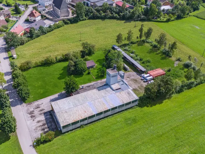 Produktionshalle mit Nebenräumen