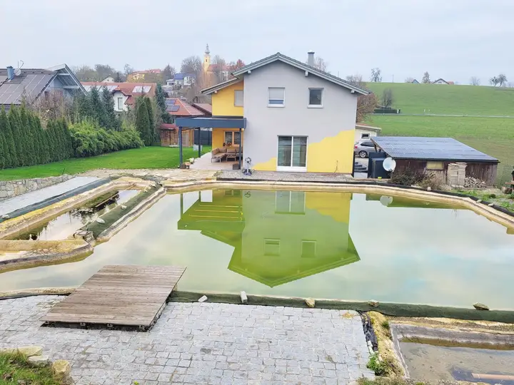 Schwimmteich und Haus