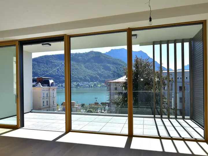 Innenbereich mit Blick zum See