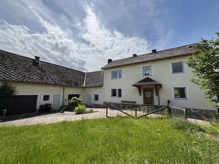 Wohnhaus mit Wirtschaftstrakt,Garagen