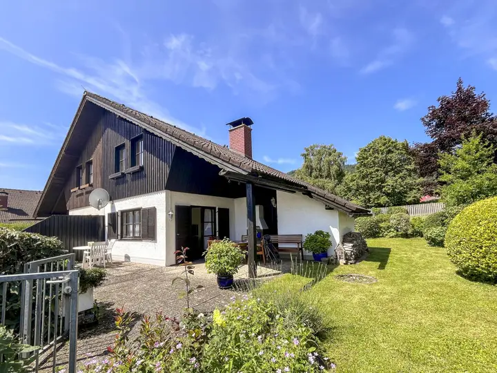 Ansicht Haus mit Garten und Terrasse