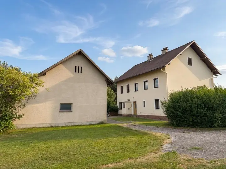 Wohnhaus mit Nebengebäude